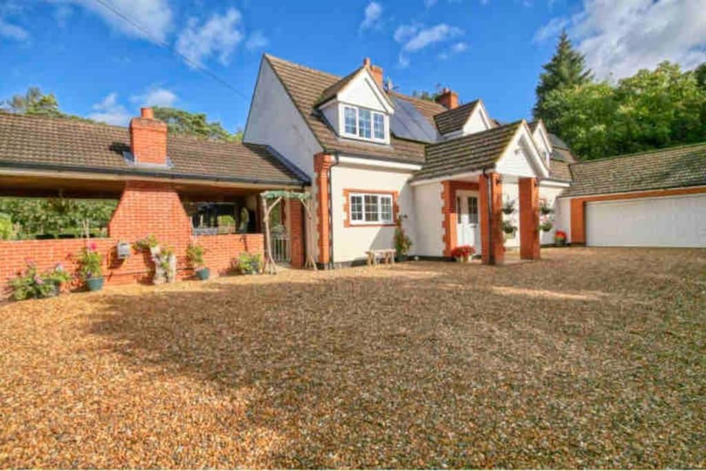 Hen & Stag Retreat Weekend Stay Sleeps 10 To 30 Thetford Extérieur photo