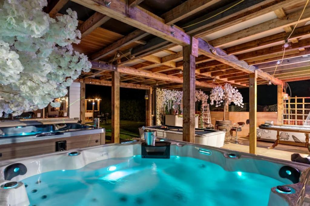Hen & Stag Retreat Weekend Stay Sleeps 10 To 30 Thetford Extérieur photo