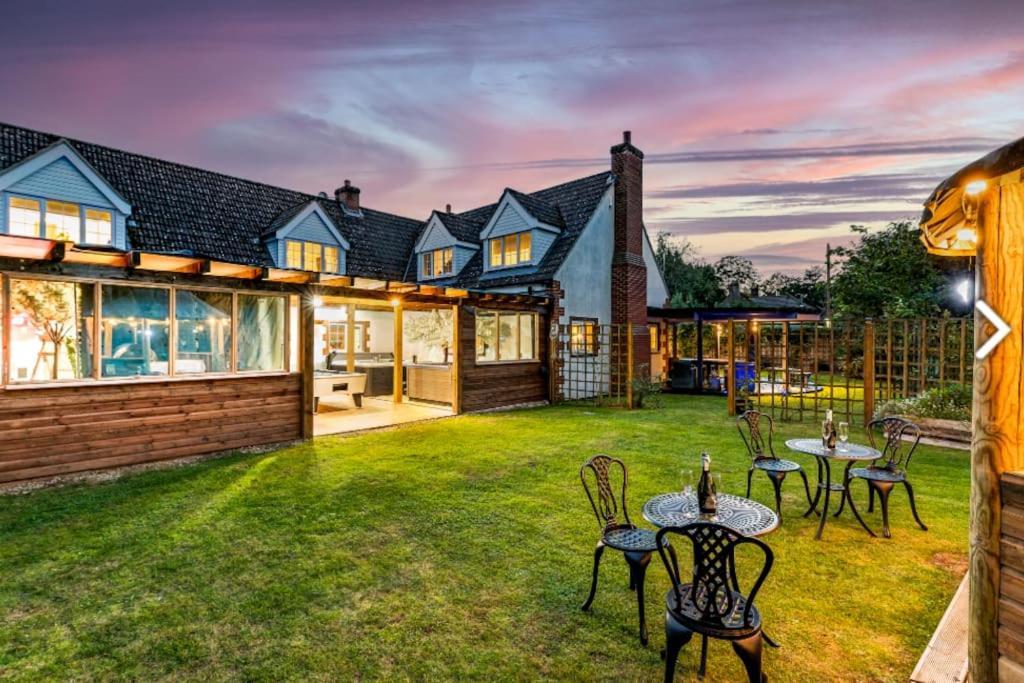 Hen & Stag Retreat Weekend Stay Sleeps 10 To 30 Thetford Extérieur photo